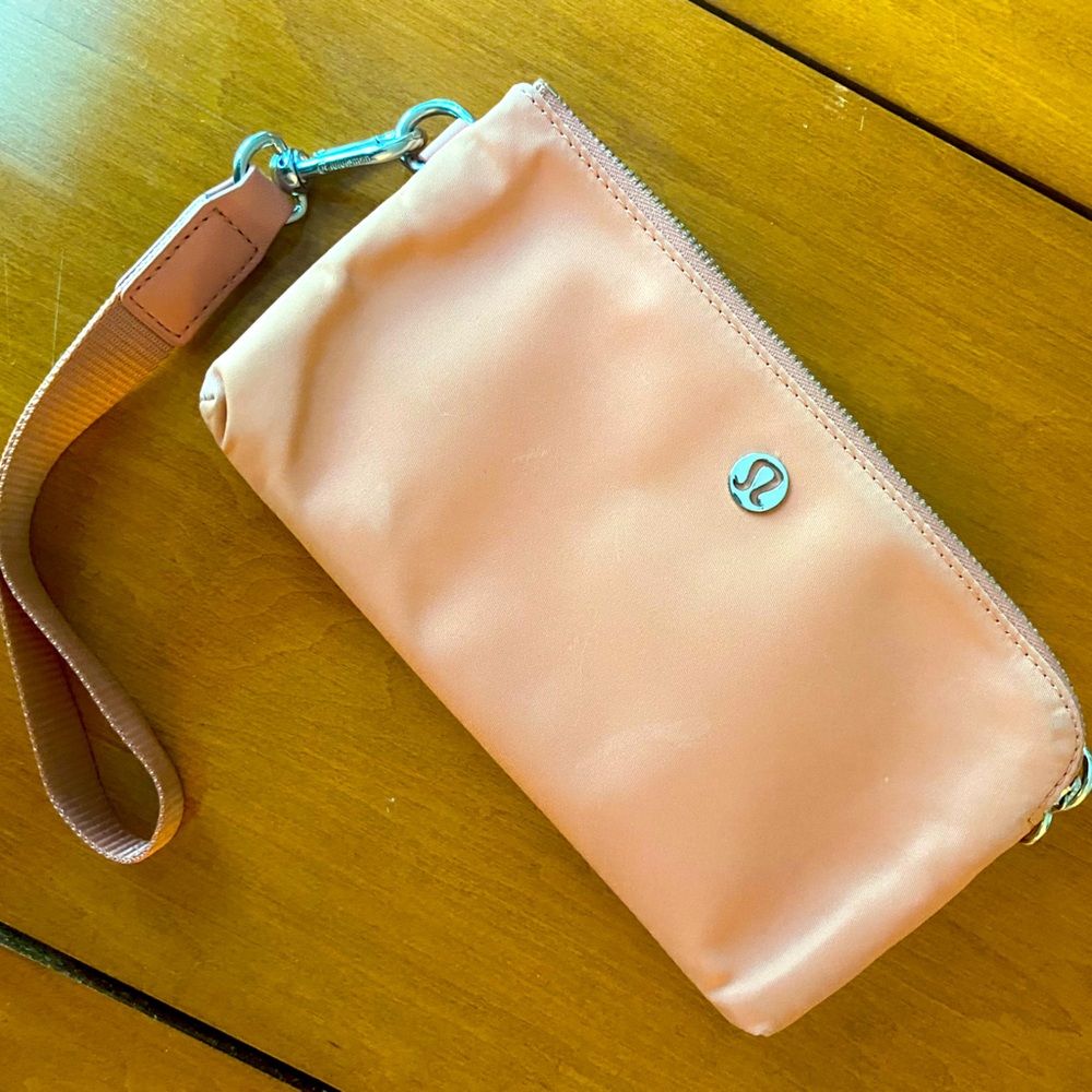 Wristlet purse in EUC
